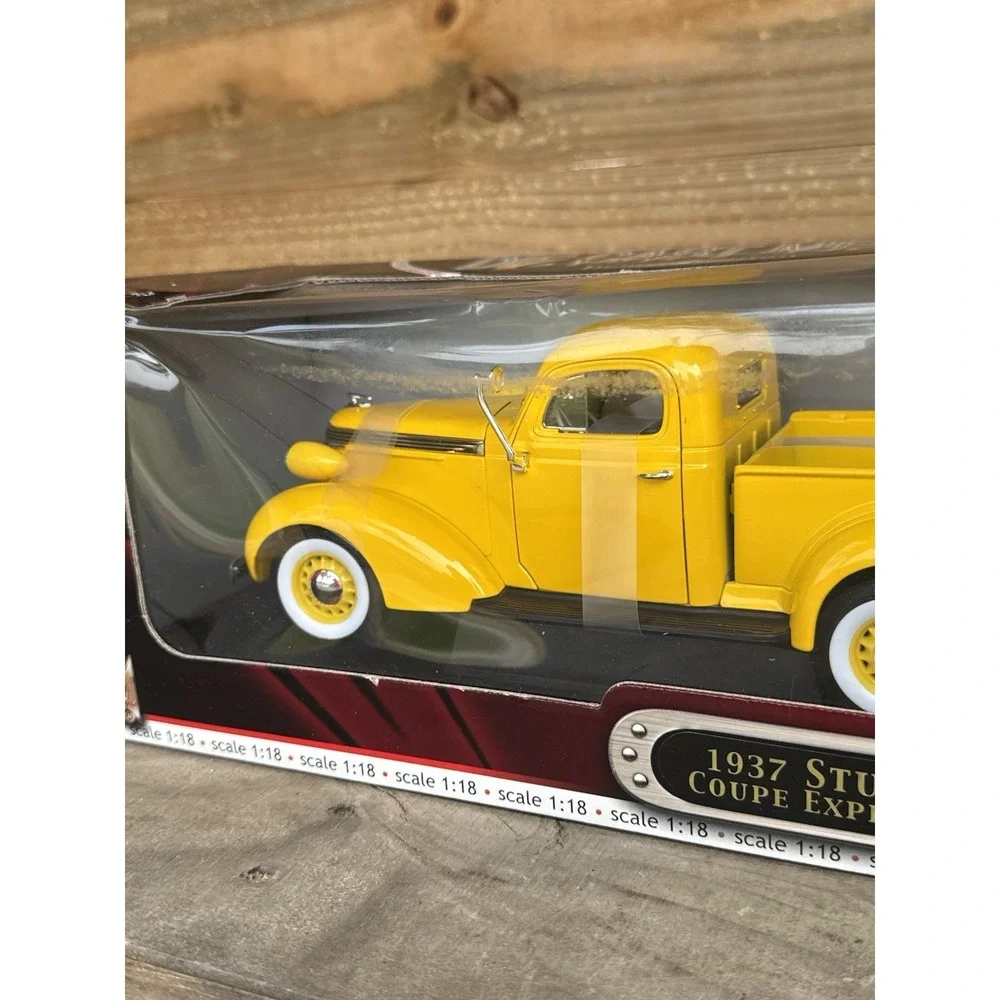 Road Signature‎ Deluxe Edition 1937 Studebaker Coupe Express Pick Up Truck 1:18